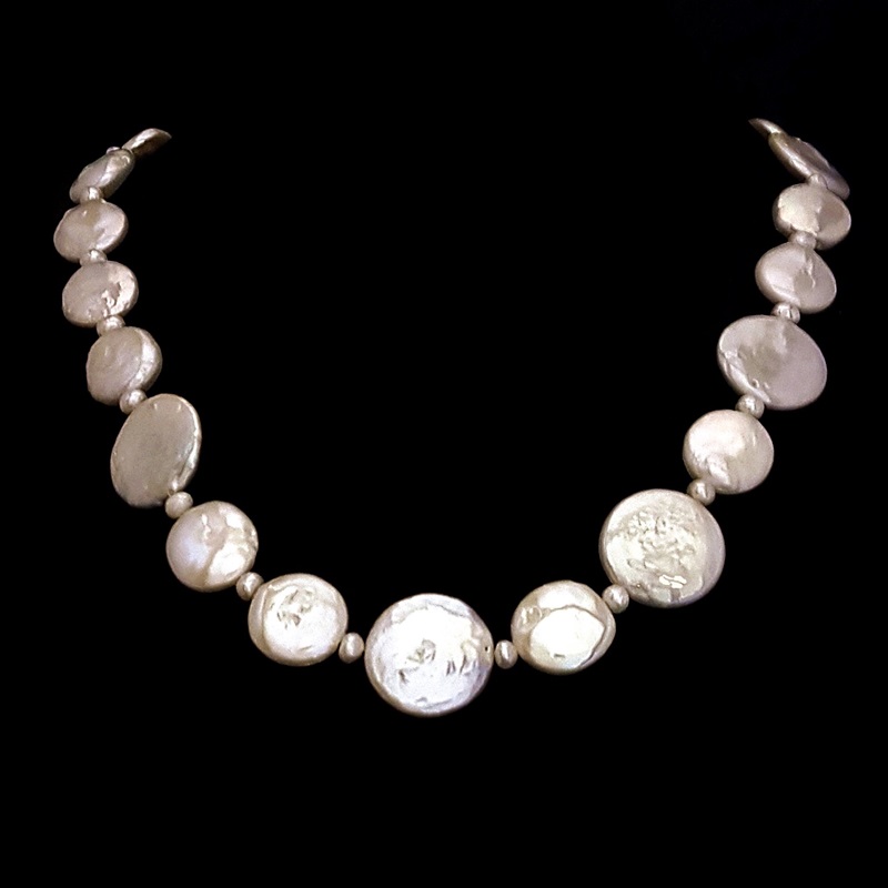 Ogrlica iz ploščatih biserov bele barve cca 14-18mm 1-111
