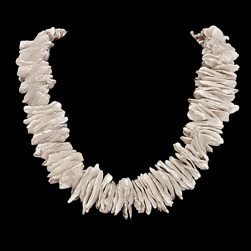 Ogrlica iz Biwa biserov bele barve cca 22x8mm 1-107