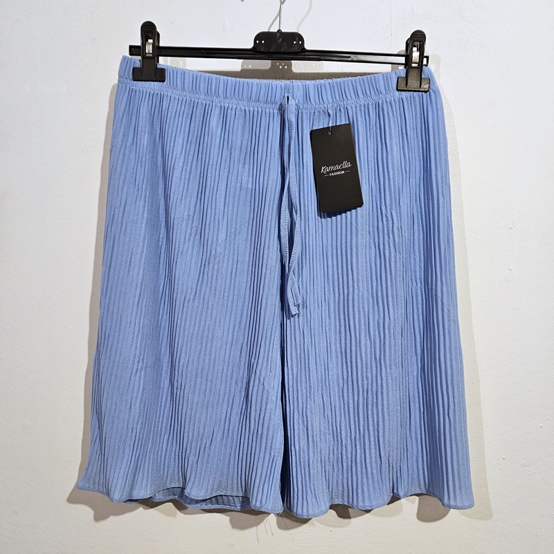 Lahke kratke hlače plisirane M/L 38-40 svetlo modre