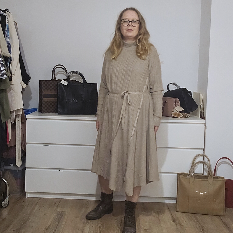 Pletena obleka s pasom peščeno rjava