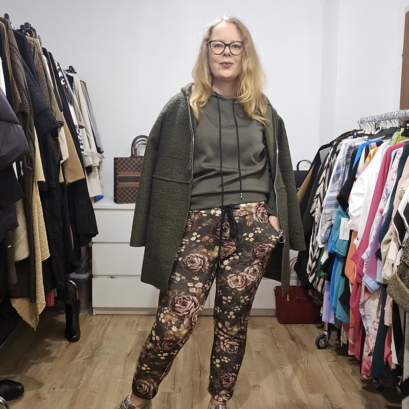 Pisane raztegljive hlače olivno zelene- vrtnica