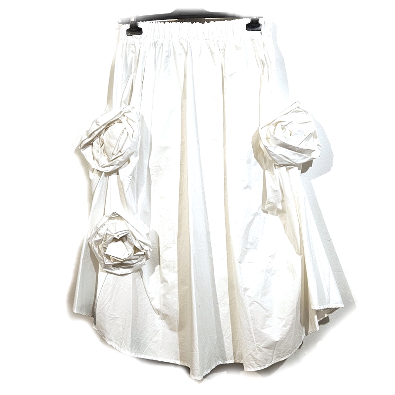 Balončkasto krilo z našitimi rožami belo