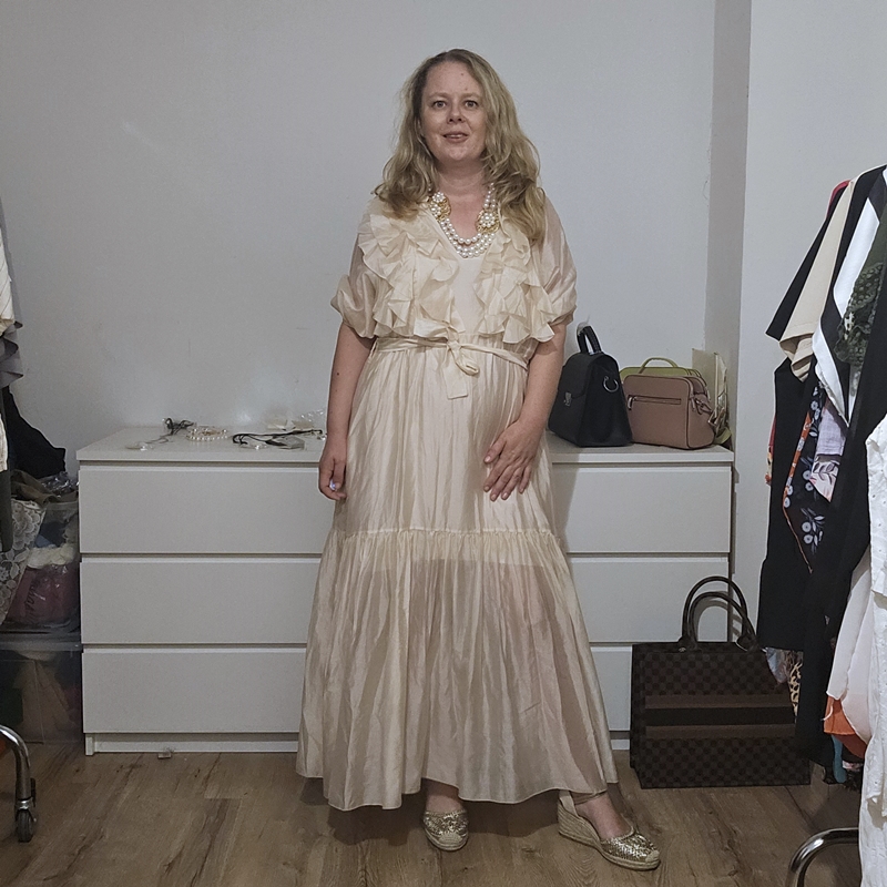 Maksi obleka z volančki šampanjc