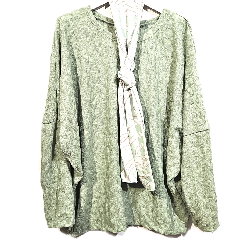 Lahek puloverček z rutko zelen