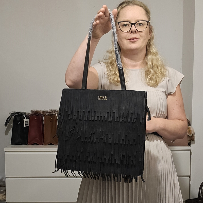 Elegantna torbica z resicami črna