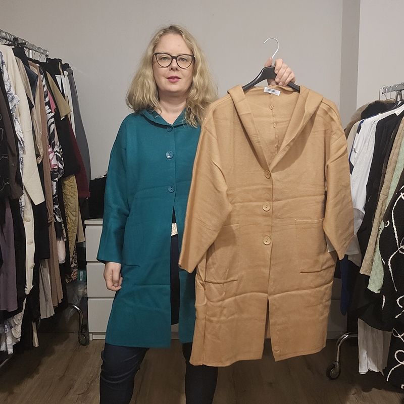 Daljša jopa s kapuco rjava