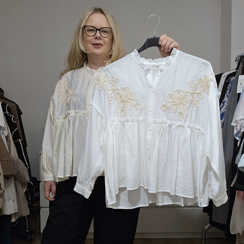 Elegantna krajša bluza z volančki bela