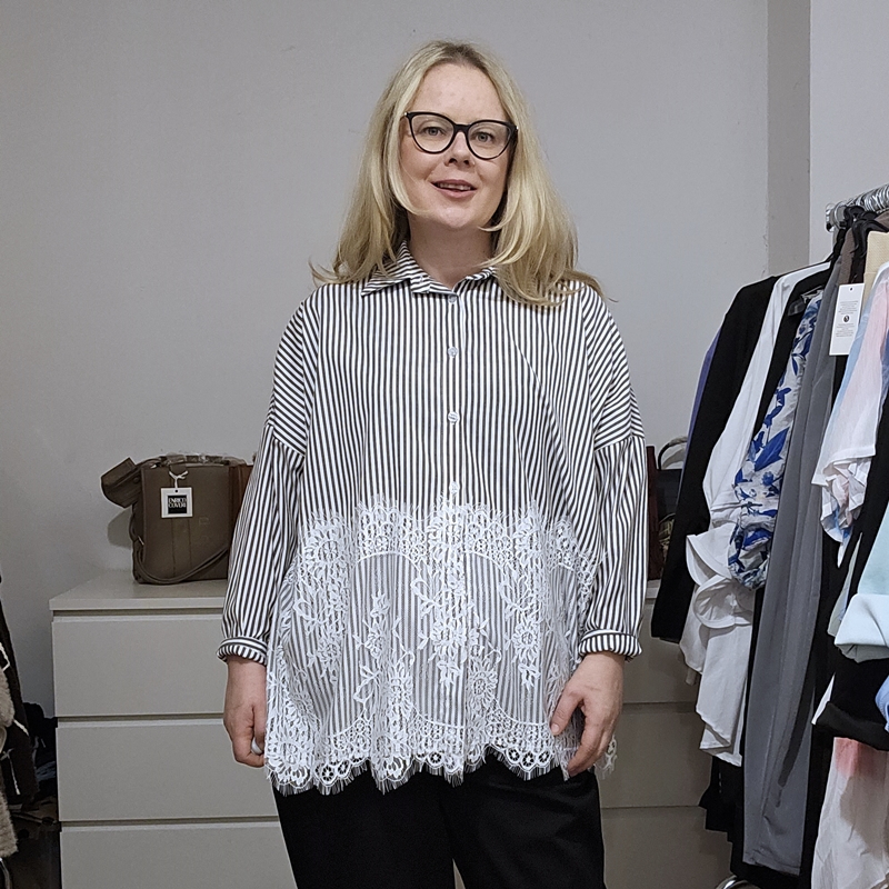 Črtasta bluza s čipkami črna