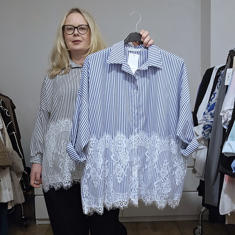 Črtasta bluza s čipkami modra